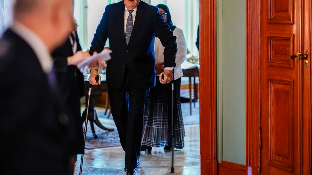 Kráľa prepustili z nemocnice, pauzovať by mal do apríla
