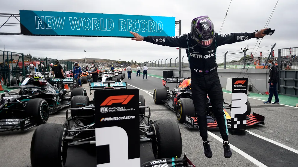 Hamilton prekonal Schumacherov rekord v počte víťazstiev