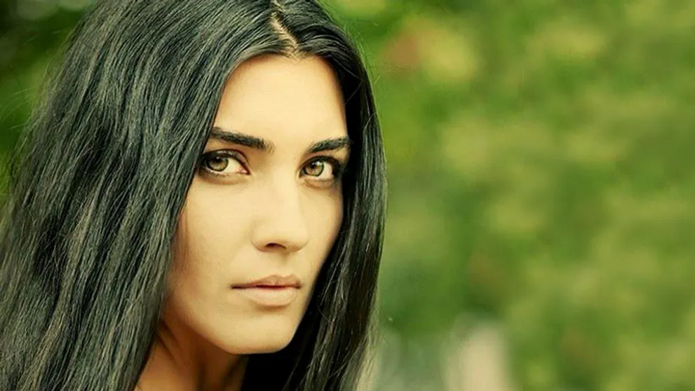 Obrovská pocta pre krásnu Tubu Büyüküstün: Nominácia na cenu Emmy!